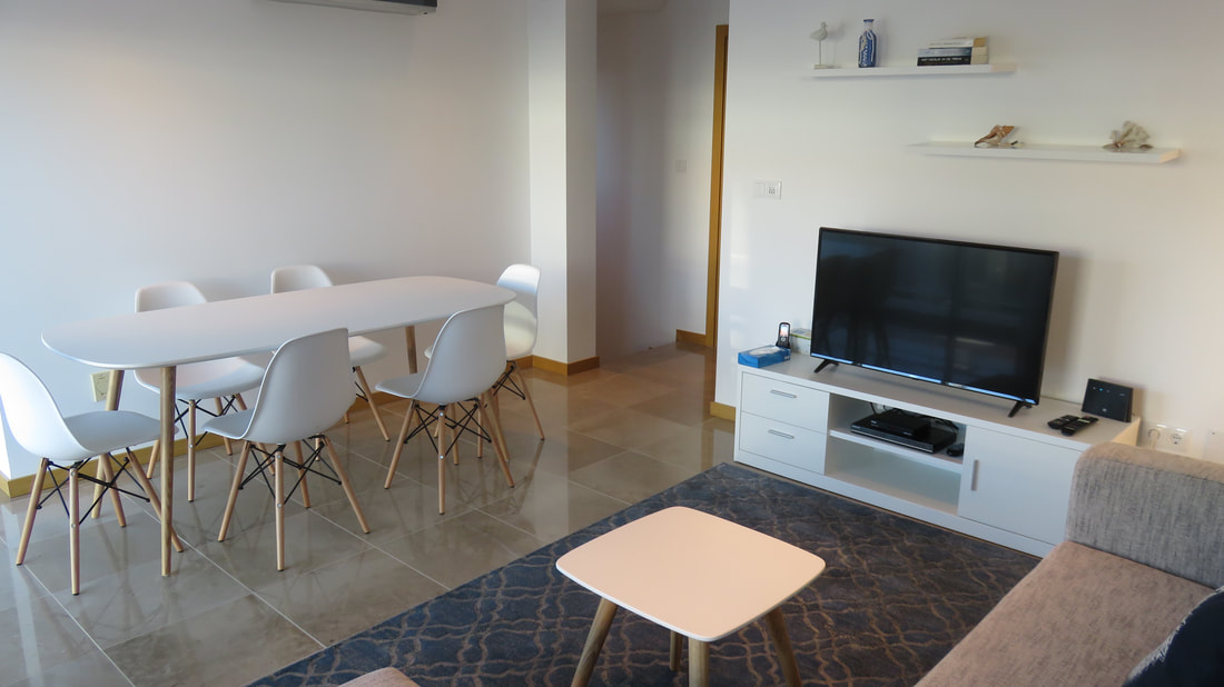 Lichte woonkamer en eethoek van Casa Elegante